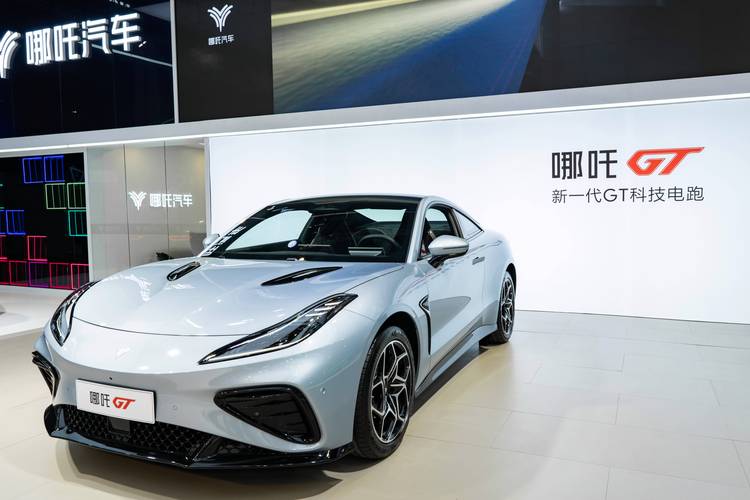 广州234哪吒汽车在智能汽车领域的表现，领途汽车在新能源汽车市场中的影响力